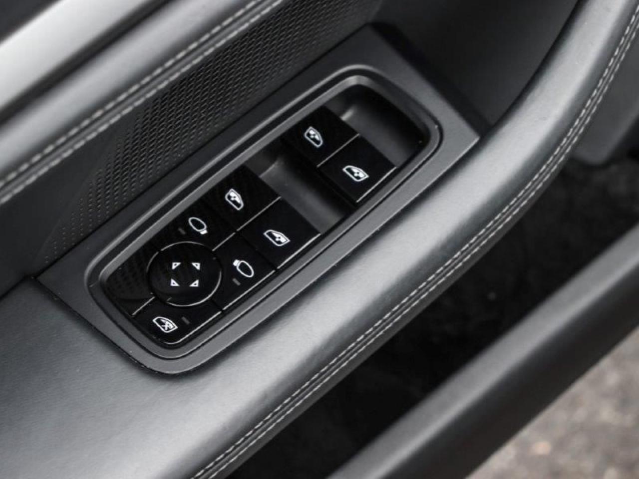 2020 Porsche Taycan TURBO Photo