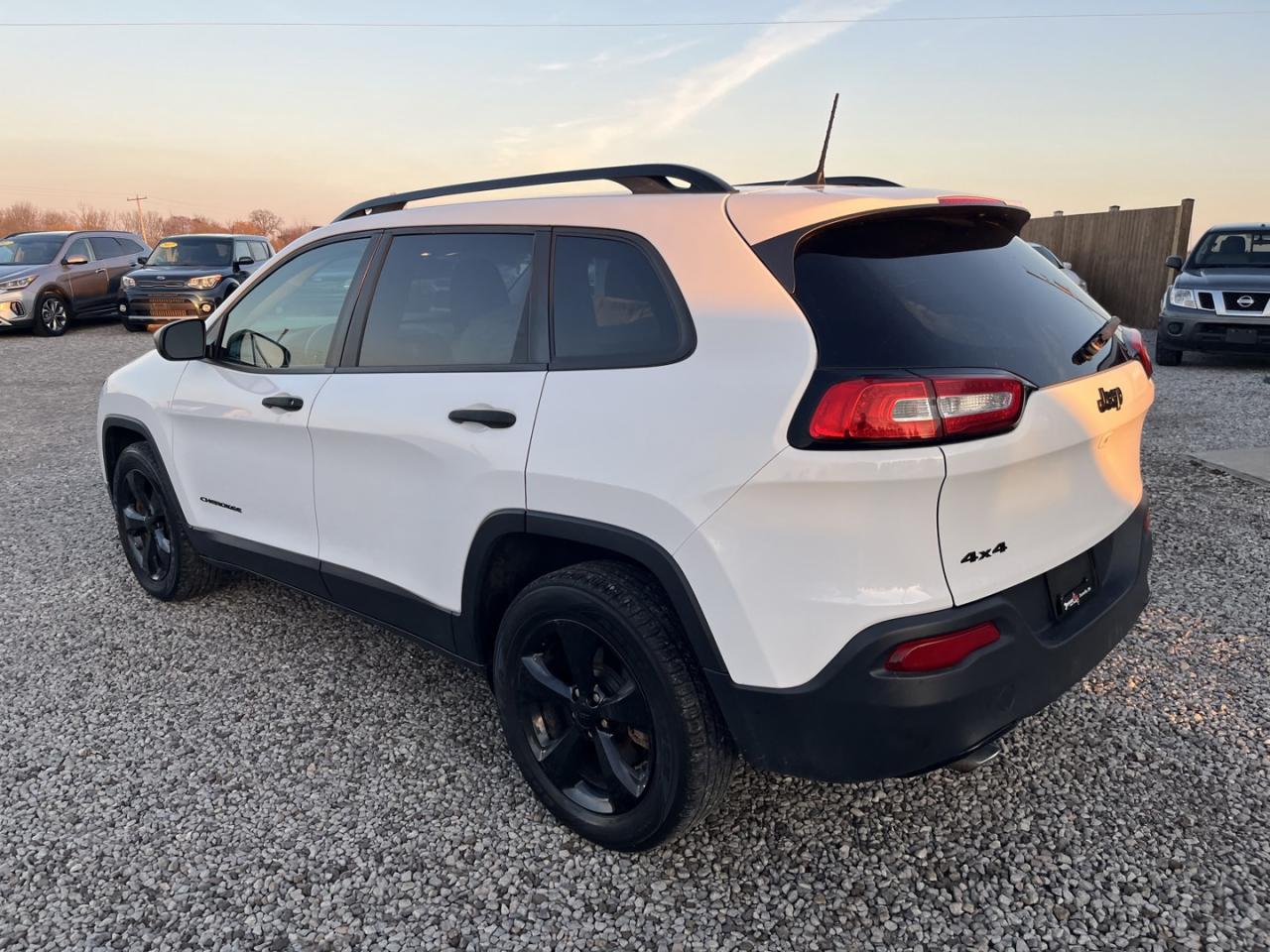 2017 Jeep Cherokee Sport Photo2