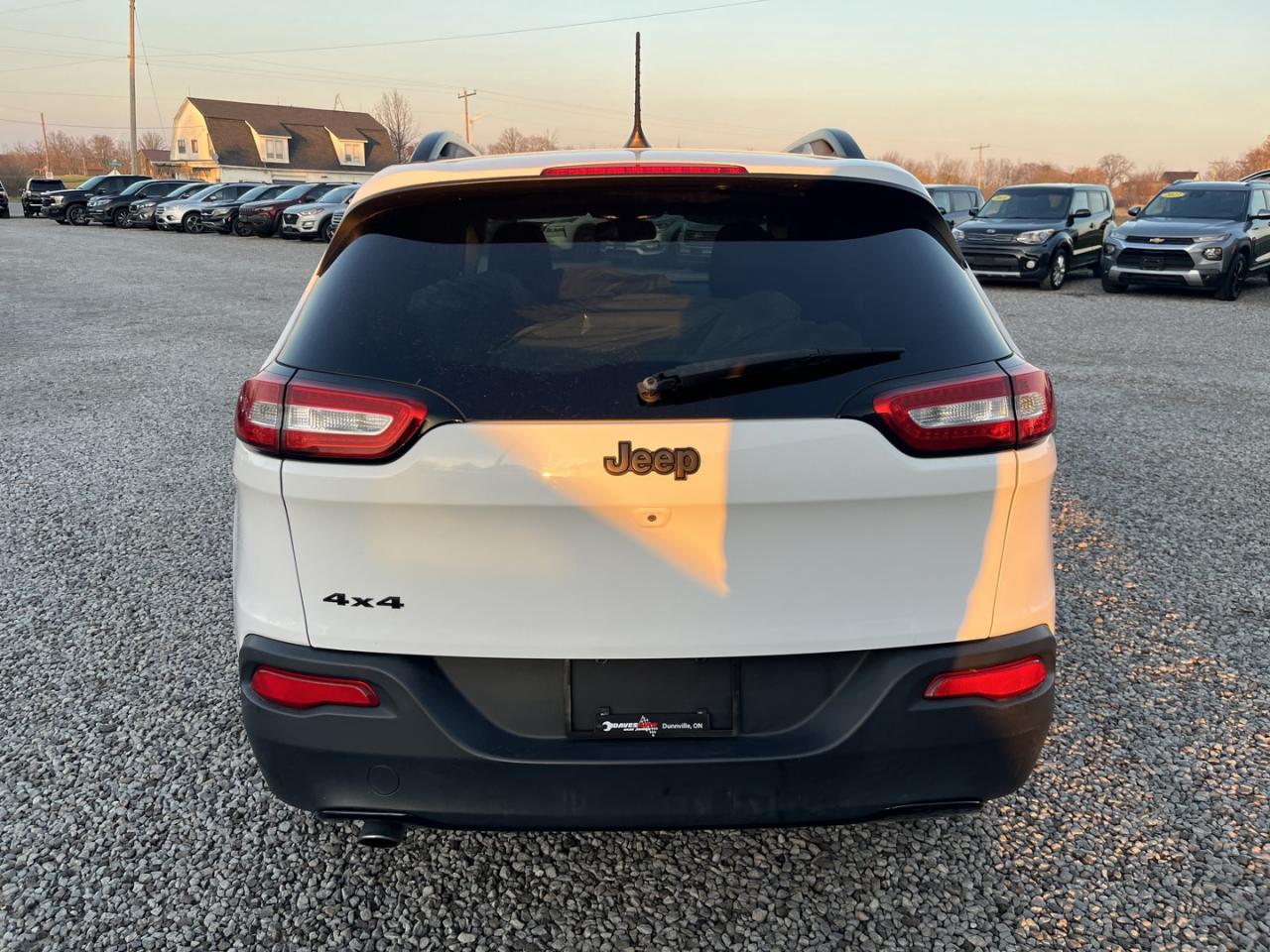 2017 Jeep Cherokee Sport Photo3