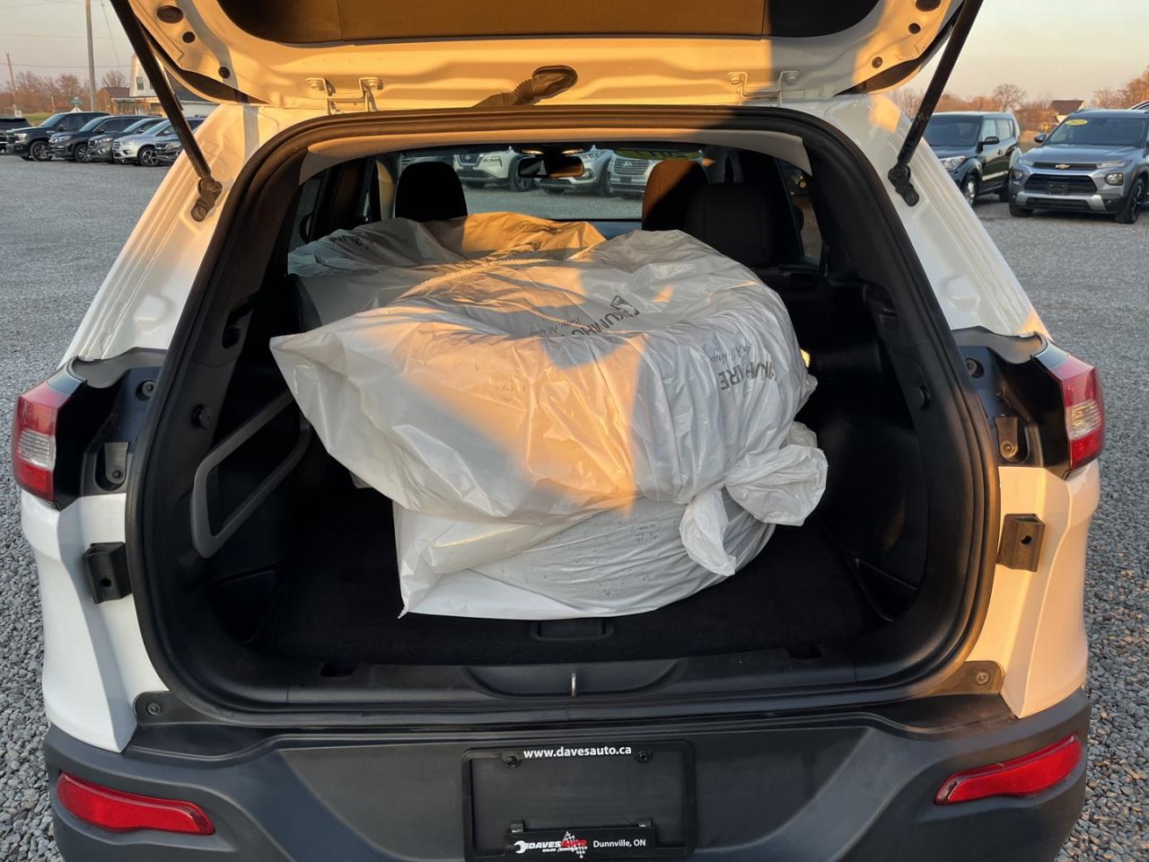 2017 Jeep Cherokee Sport Photo