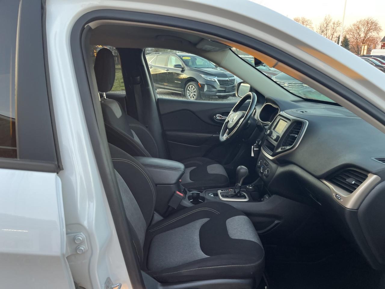 2017 Jeep Cherokee Sport Photo