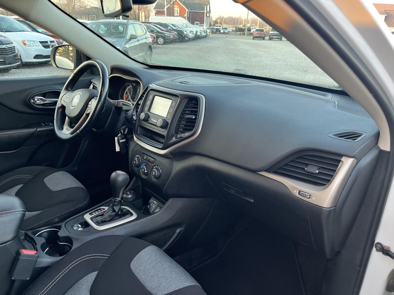 2017 Jeep Cherokee Sport Photo