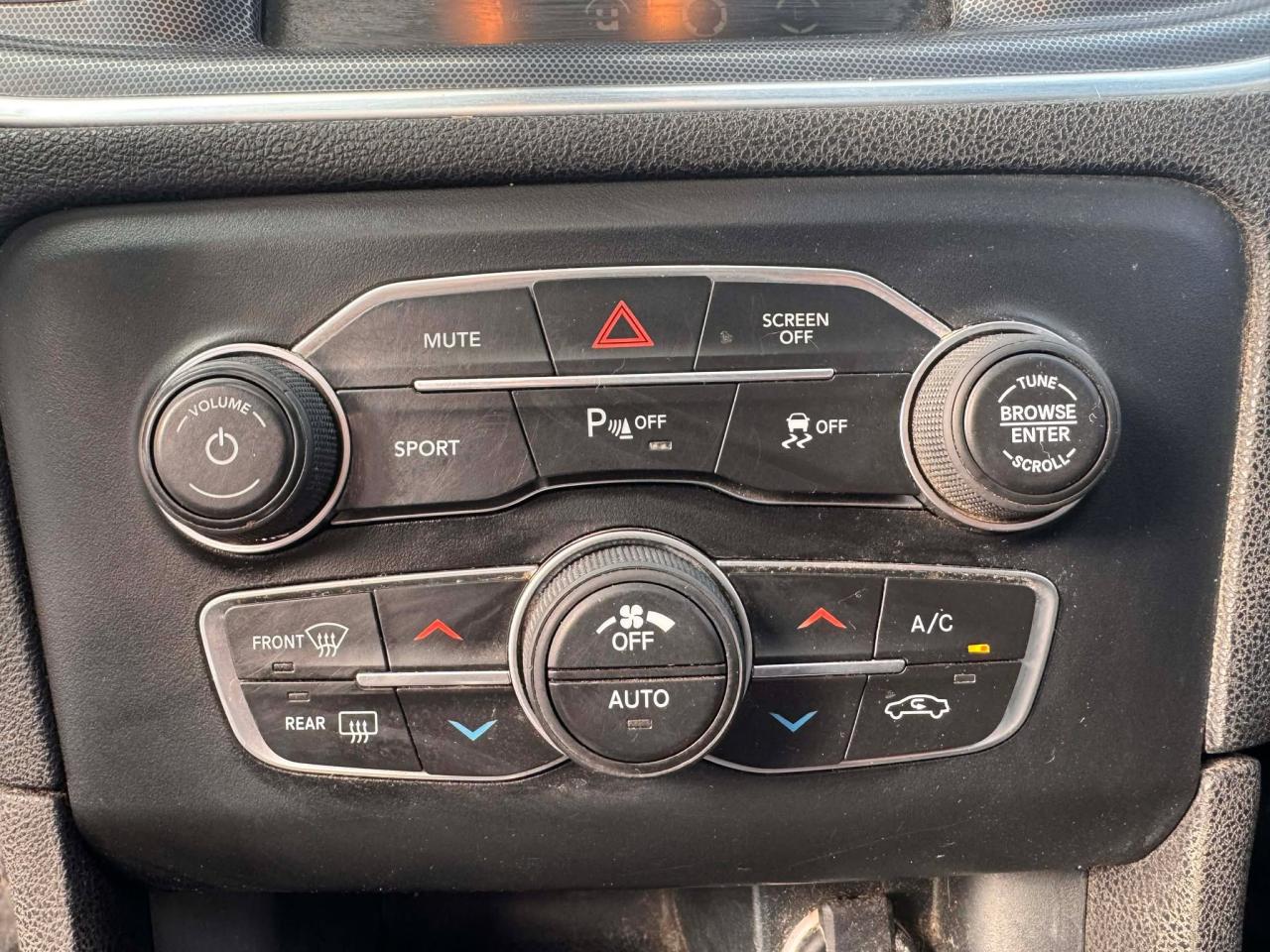 2017 Dodge Charger 4dr Sdn SXT AWD - Photo #14