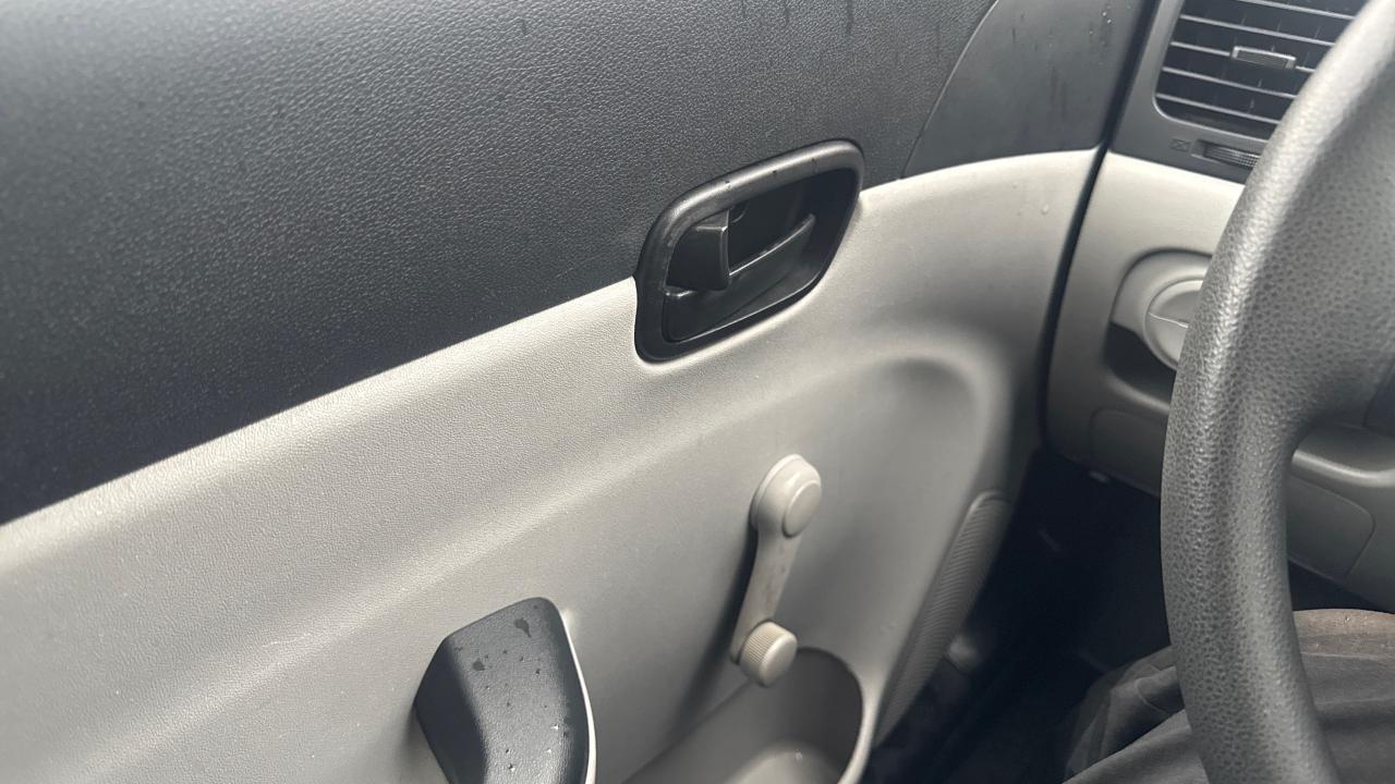 2010 Hyundai Accent L Photo