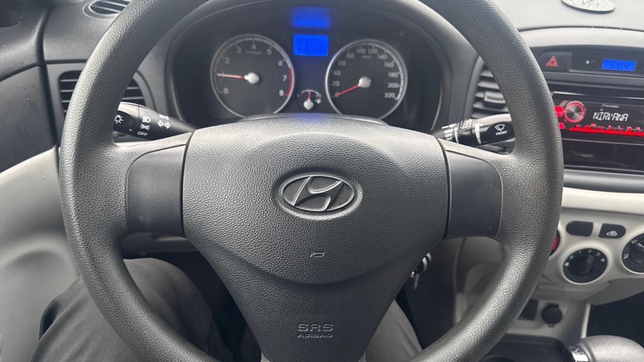 2010 Hyundai Accent L Photo