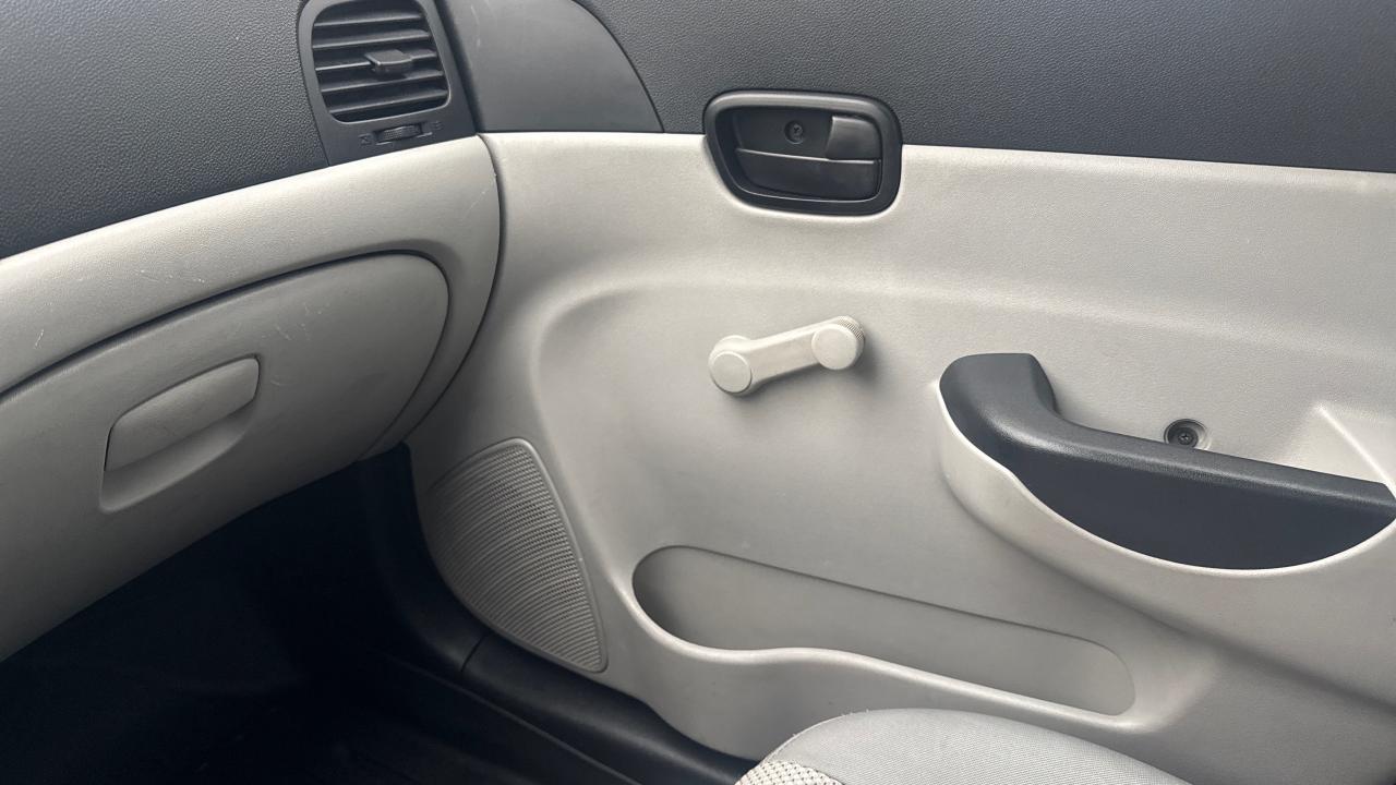 2010 Hyundai Accent L Photo