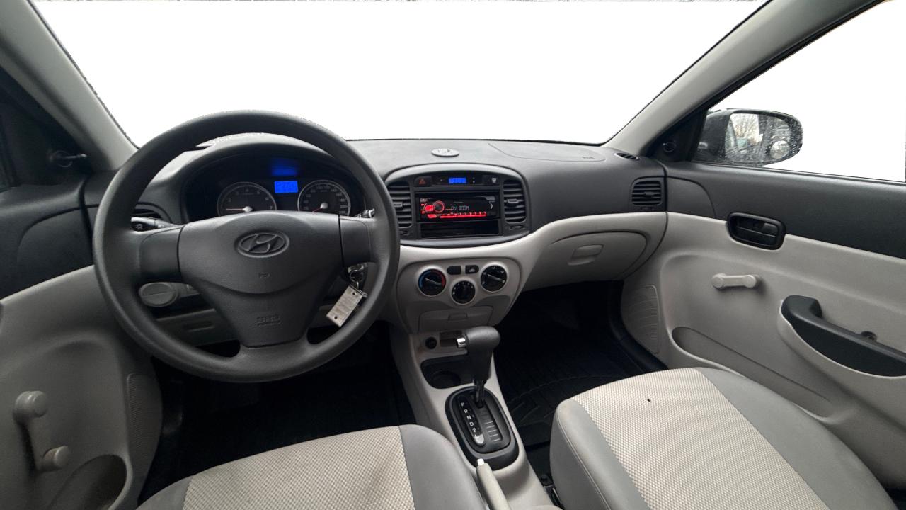 2010 Hyundai Accent L Photo