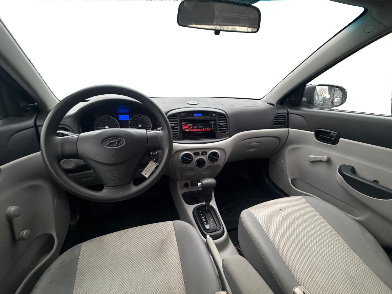 2010 Hyundai Accent L Photo