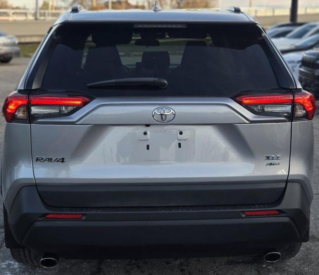 2021 Toyota RAV4 XLE / AWD / HTD SEATS / HTD STEERING / SUNROOF Photo2