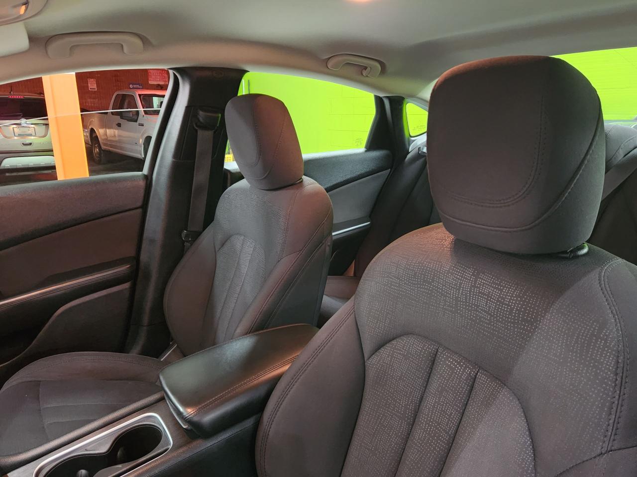 2015 Chrysler 200 Limited H-Ted Seats 4cyl Good on gas - Photo #21