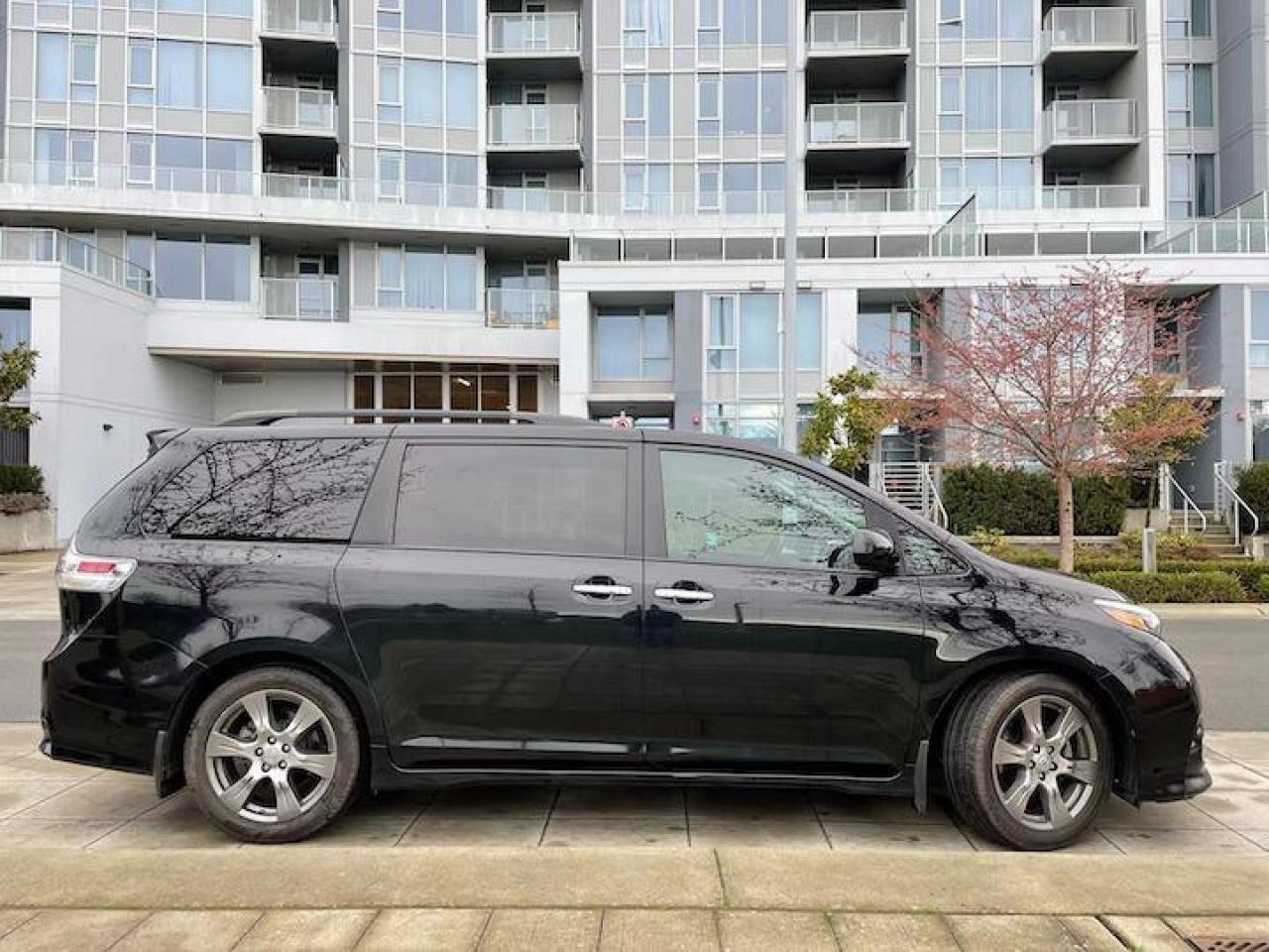 2017 Toyota Sienna SE-SPORT-8 PASSENGER-LEATHER-SUNROOF Photo