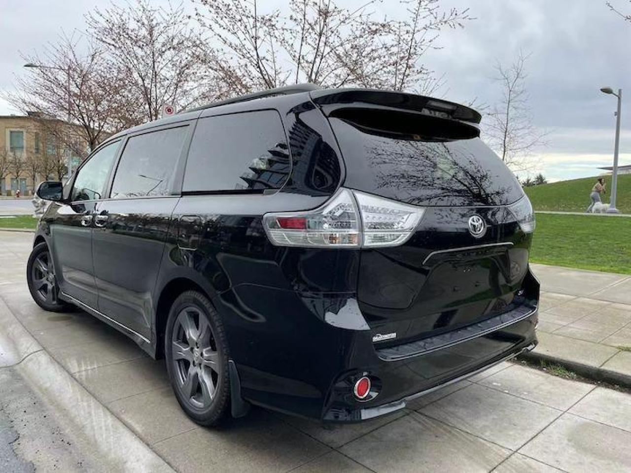 2017 Toyota Sienna SE-SPORT-8 PASSENGER-LEATHER-SUNROOF Photo