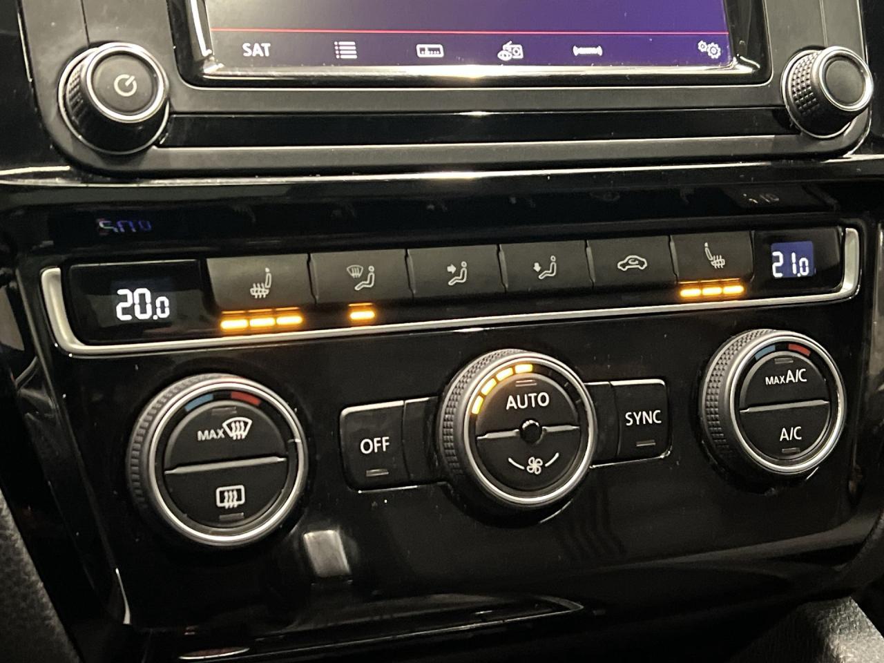 2017 Volkswagen Jetta WOLFSBURG | SUNROOF |HTD SEATS |CARPLAY | REAR CAM Photo