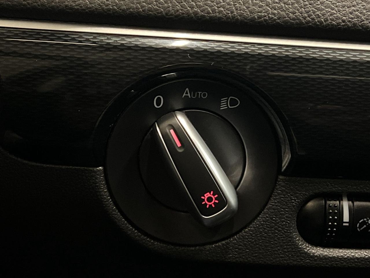 2017 Volkswagen Jetta WOLFSBURG | SUNROOF |HTD SEATS |CARPLAY | REAR CAM Photo