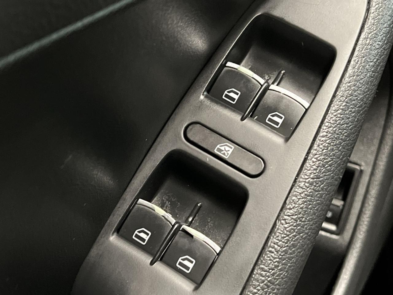 2017 Volkswagen Jetta WOLFSBURG | SUNROOF |HTD SEATS |CARPLAY | REAR CAM Photo