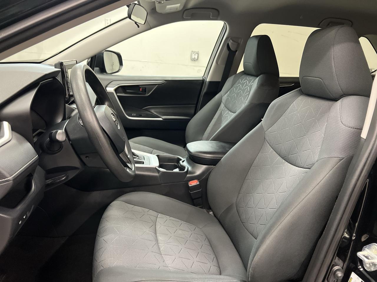 2020 Toyota RAV4 AWD |ONLY 60,000KMS| HTD SEATS |CARPLAY |BLUETOOTH Photo