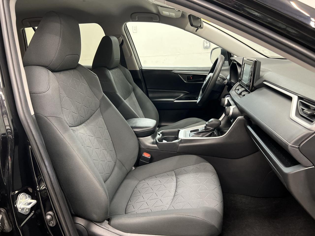 2020 Toyota RAV4 AWD |ONLY 60,000KMS| HTD SEATS |CARPLAY |BLUETOOTH Photo