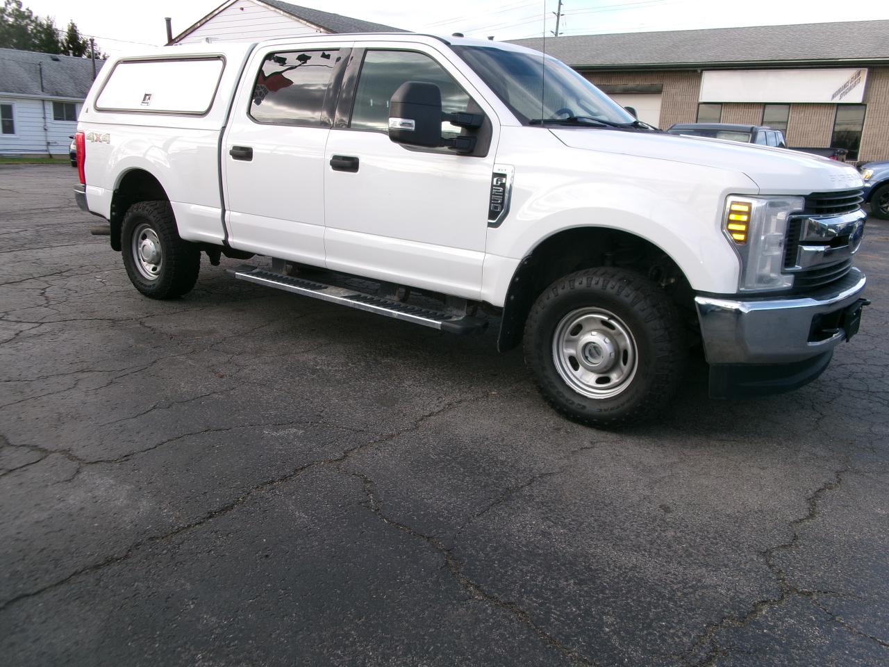 2019 Ford SUPER DUTY F-250 SRW XLT  4x4 Crew Cab Photo3