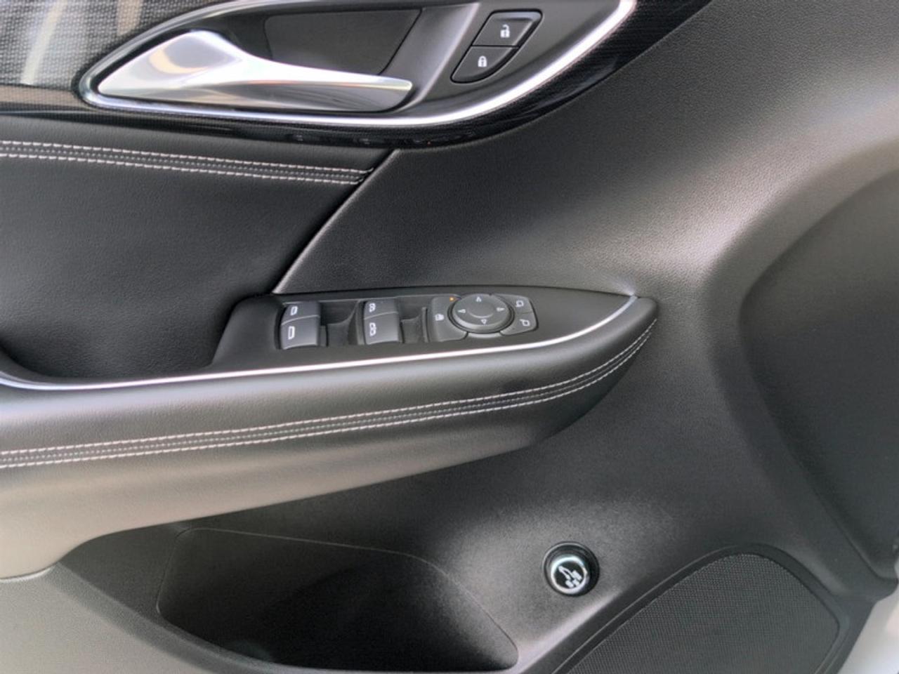 2023 Buick Envision Preferred   **CLEAN CF - LOW KMS** Photo