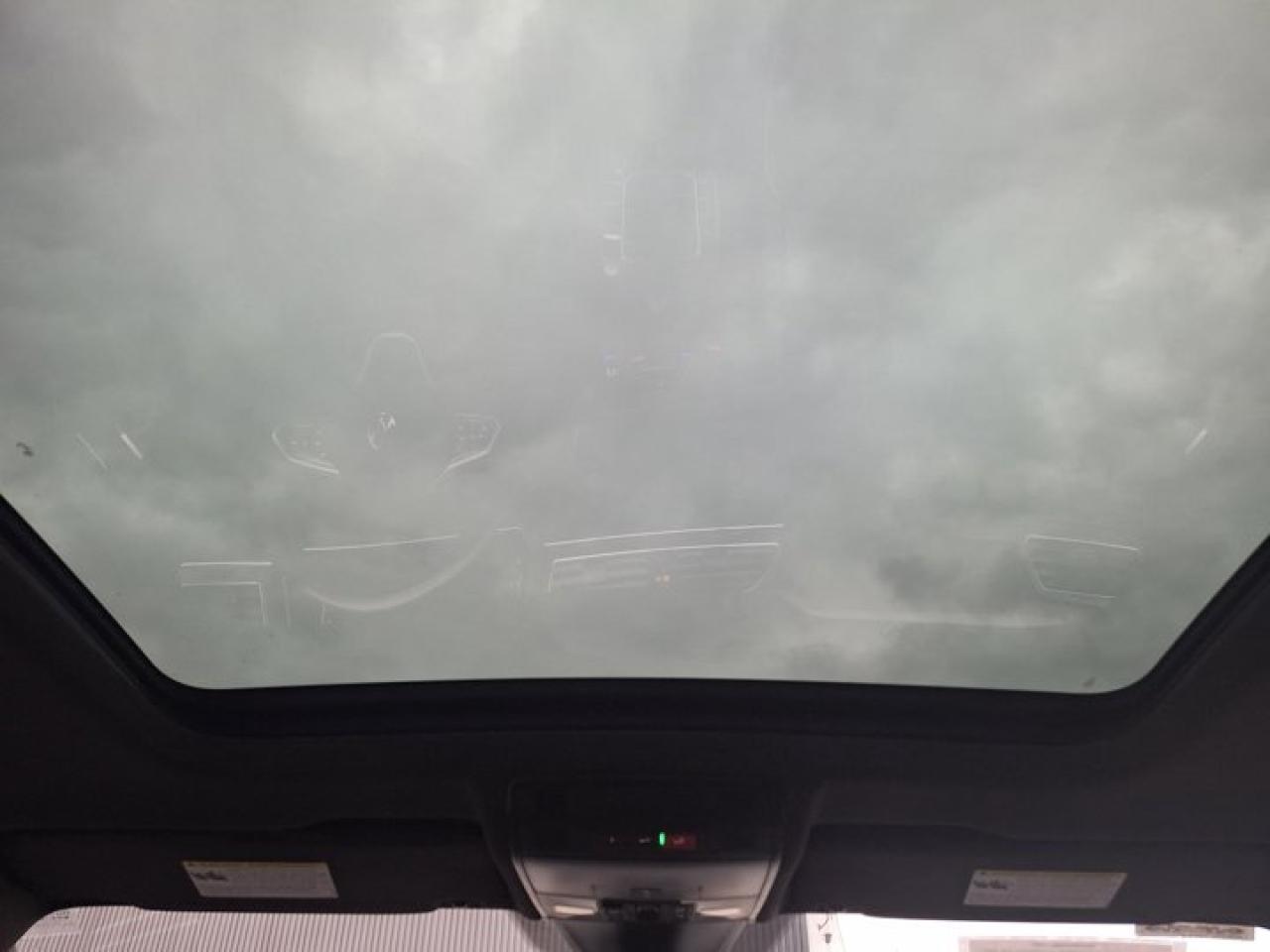 2023 Volkswagen Tiguan Highline R-Line 4Motion | Leather | Sunroof | Nav | 360 Camera | Fender Audio | and More ! Photo