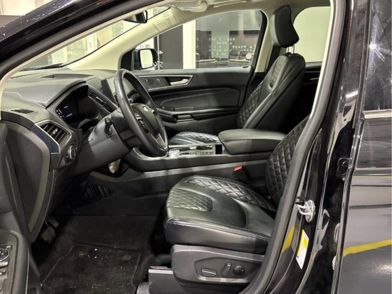 2024 Ford Edge Titanium AWD | Leather | Pano Roof | Heated Wheel + Seats | CarPlay + Android | Rear Cam and More ! Photo