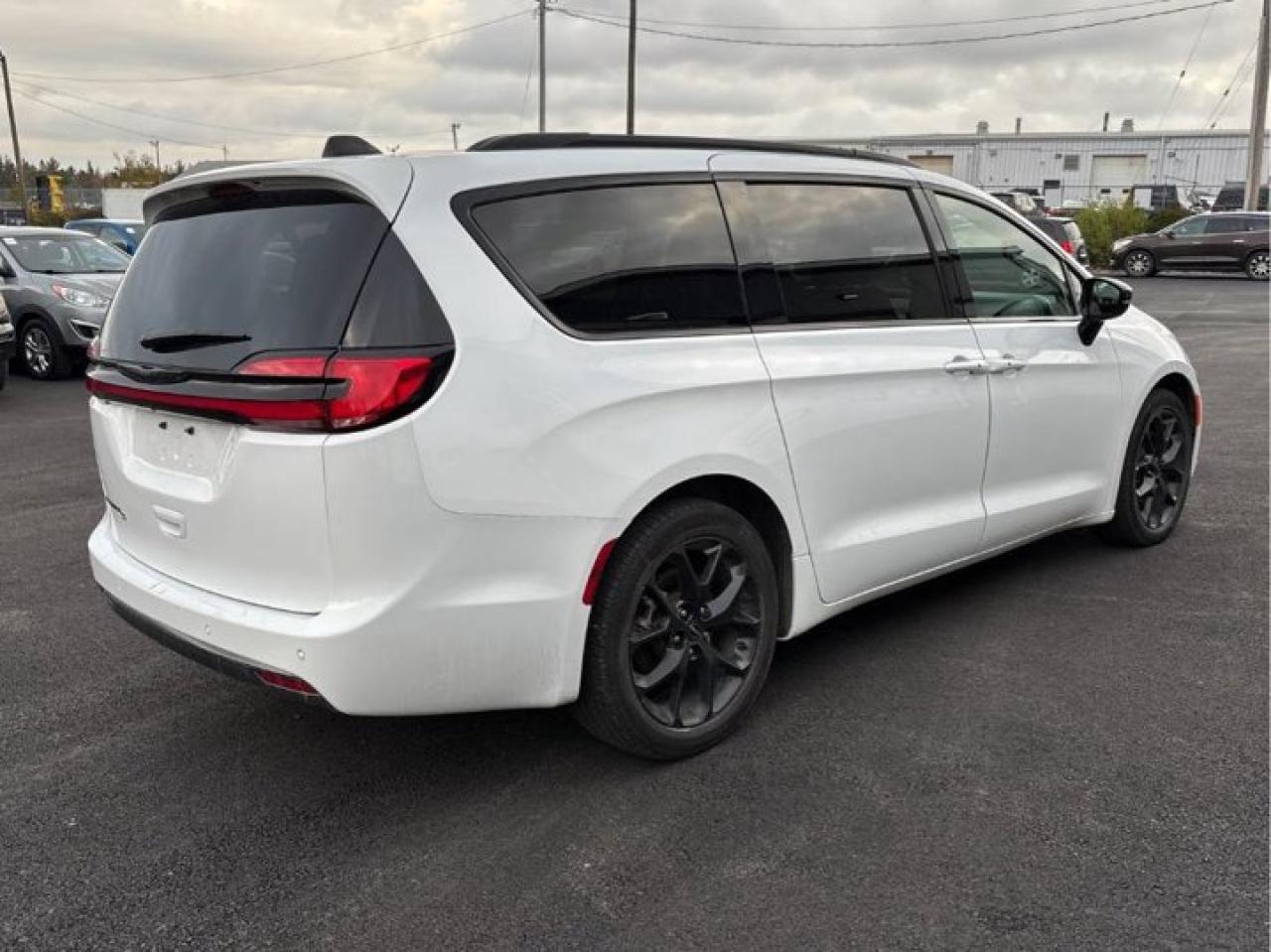 2024 Chrysler Pacifica Touring-L | Leather | Pano Sunroof | S-Appearance Pkg | Heated Wheel + Seats | and More ! Photo3