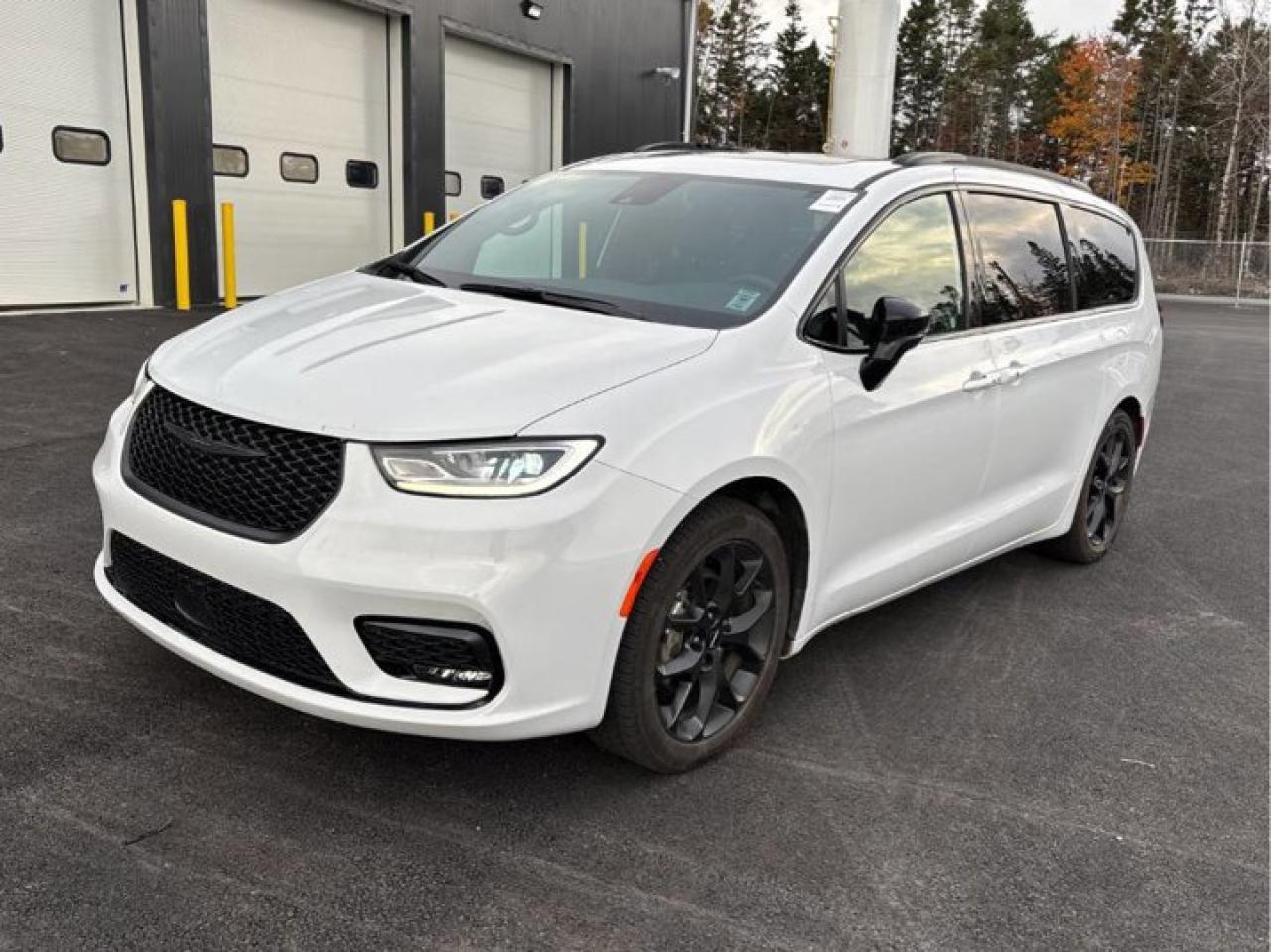 Used 2024 Chrysler Pacifica Touring-L | Leather | Pano Sunroof | S-Appearance Pkg | Heated Wheel + Seats | Nav | and More ! for sale in Guelph, ON