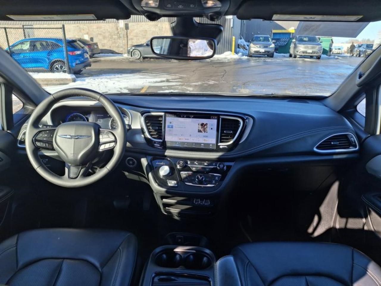 2024 Chrysler Pacifica Touring-L | Leather | Pano Sunroof | S-Appearance Pkg | Heated Wheel + Seats | and More ! Photo