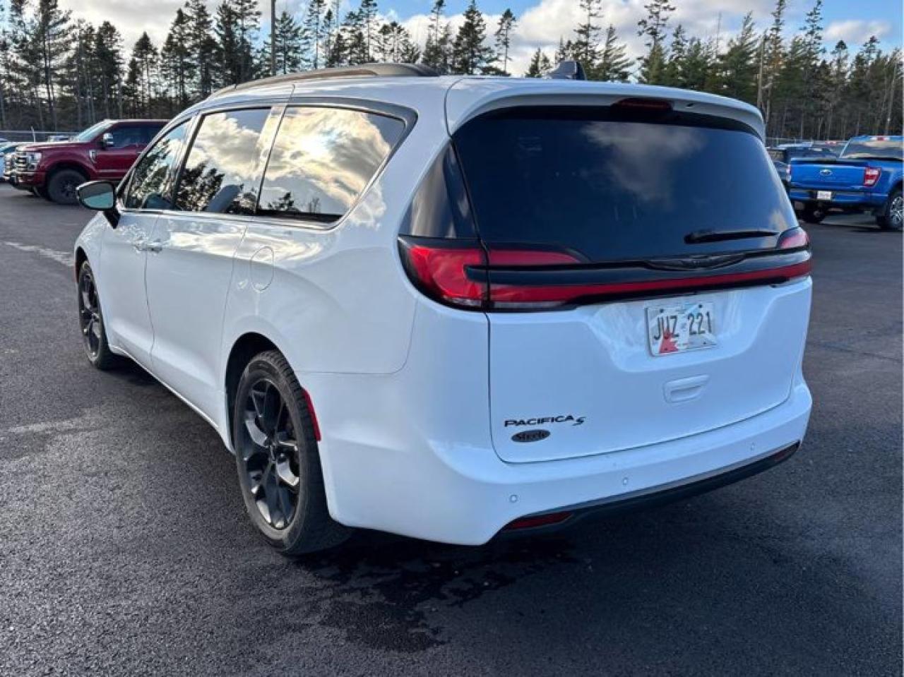 2024 Chrysler Pacifica Touring-L | Leather | Pano Sunroof | S-Appearance Pkg | Heated Wheel + Seats | and More ! Photo3