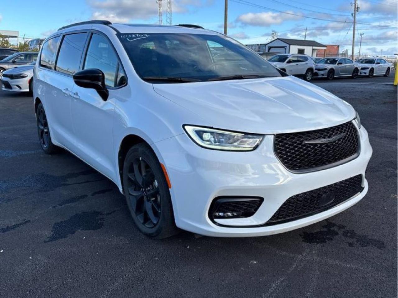 Used 2024 Chrysler Pacifica Touring-L | Leather | Pano Sunroof | S-Appearance Pkg | Heated Wheel + Seats | Nav | and More ! for sale in Guelph, ON