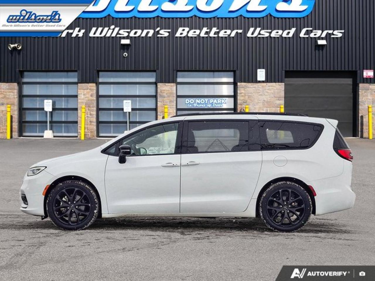 2024 Chrysler Pacifica Touring-L | Leather | Pano Sunroof | S-Appearance Pkg | Heated Wheel + Seats | and More ! Photo