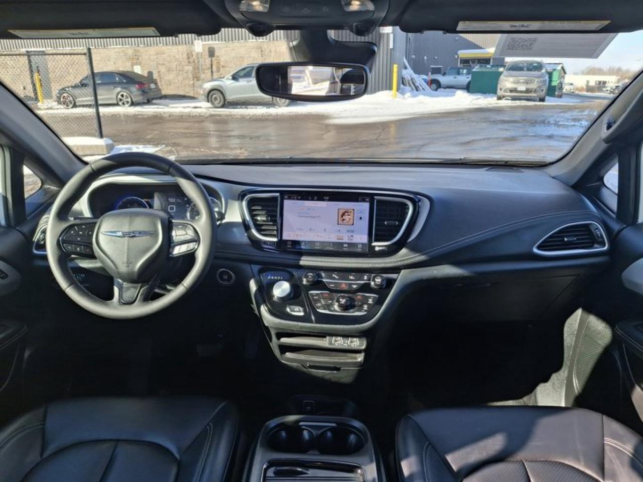 2024 Chrysler Pacifica Touring-L | Leather | Pano Sunroof | S-Appearance Pkg | Heated Wheel + Seats | and More ! Photo