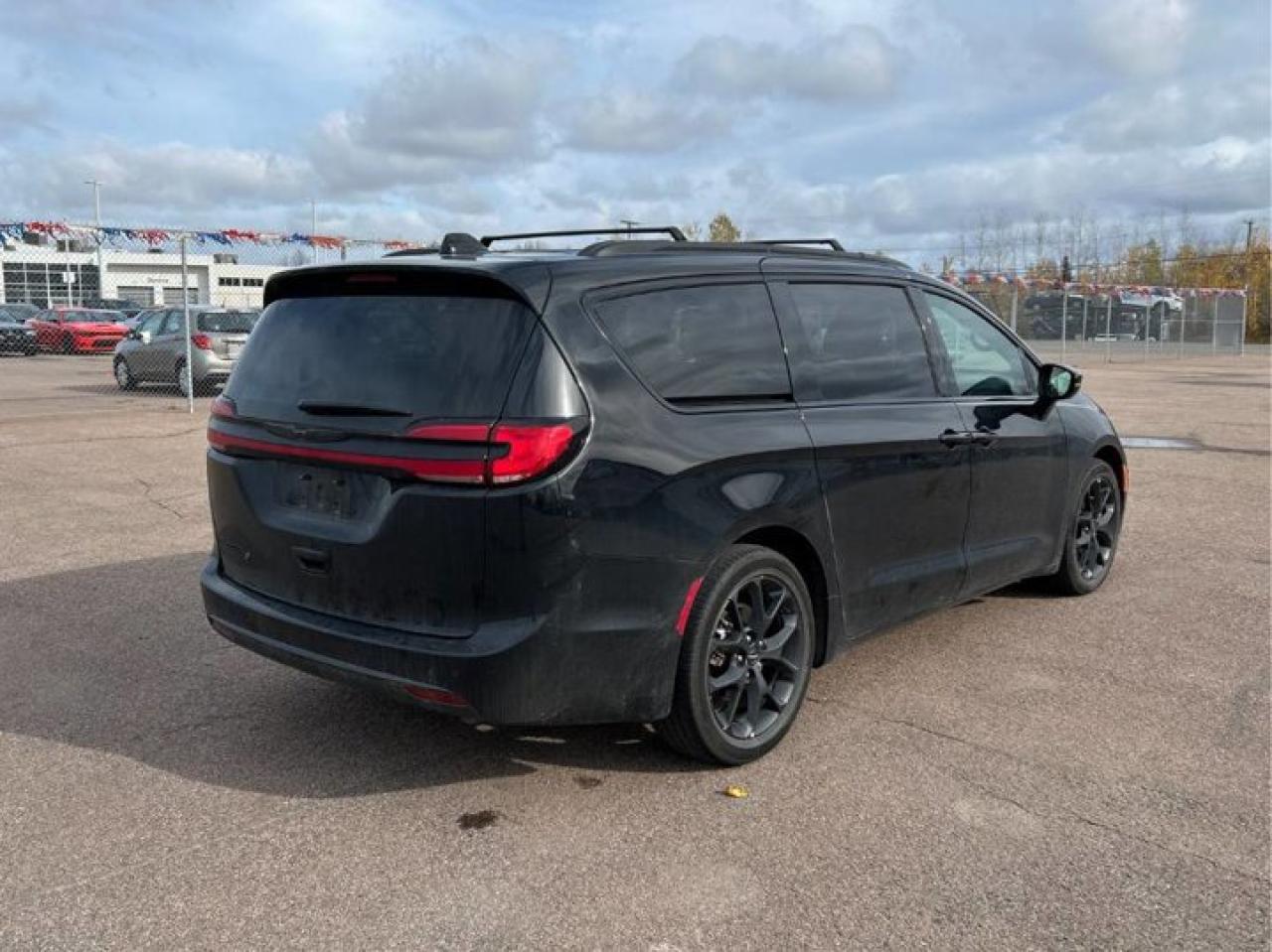 2024 Chrysler Pacifica Touring-L | Leather | Pano Sunroof | S-Appearance Pkg | Heated Wheel + Seats | and More ! Photo3