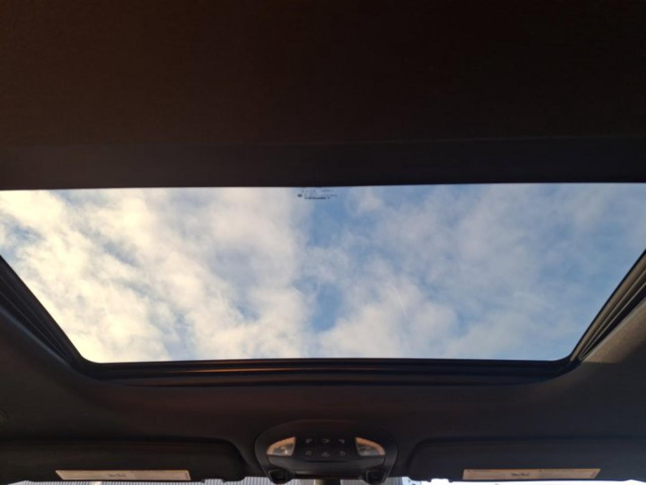 2024 Chrysler Pacifica Touring-L | Leather | Pano Sunroof | S-Appearance Pkg | Heated Wheel + Seats | and More ! Photo