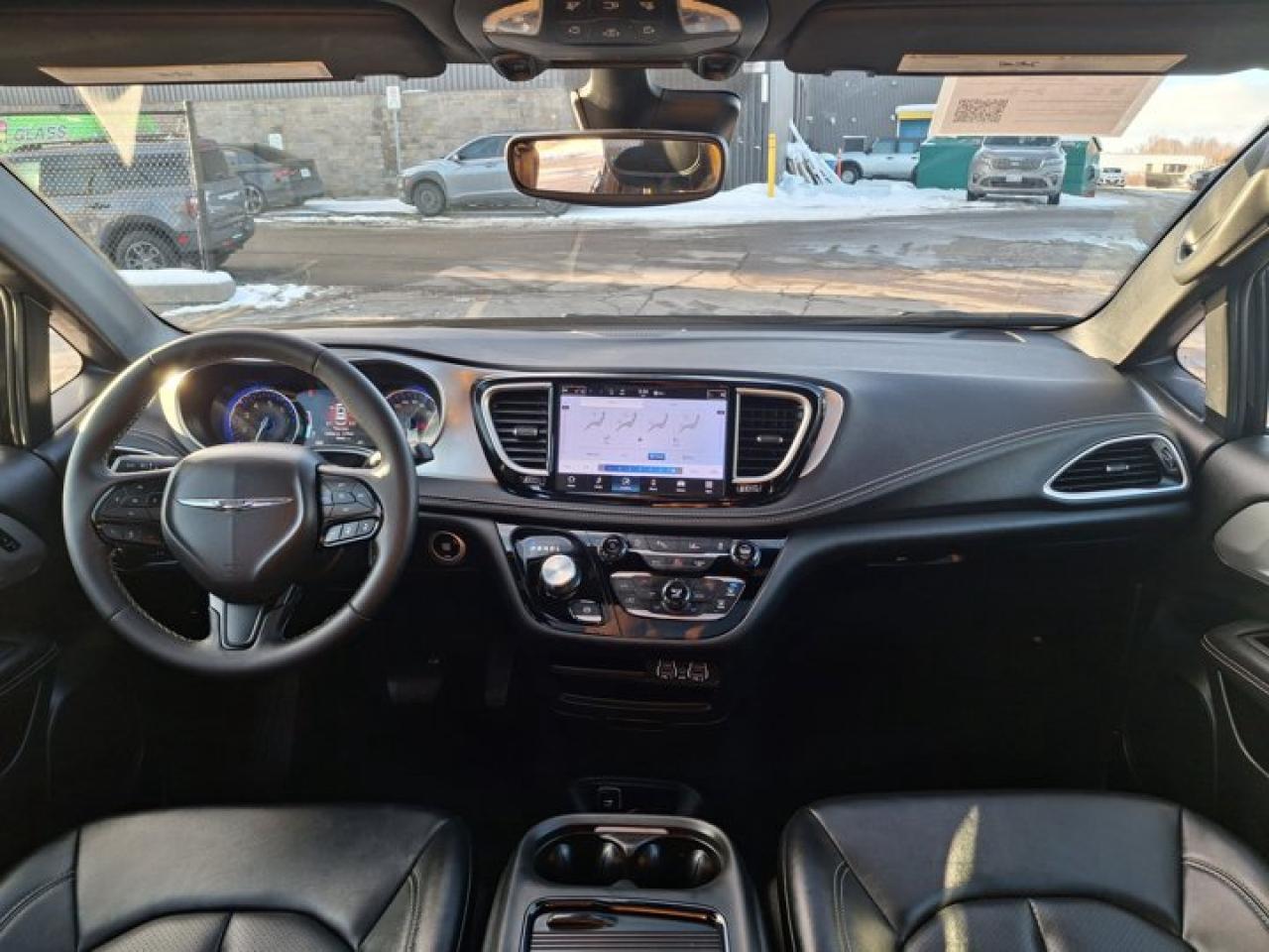 2024 Chrysler Pacifica Touring-L | Leather | Pano Sunroof | S-Appearance Pkg | Heated Wheel + Seats | and More ! Photo