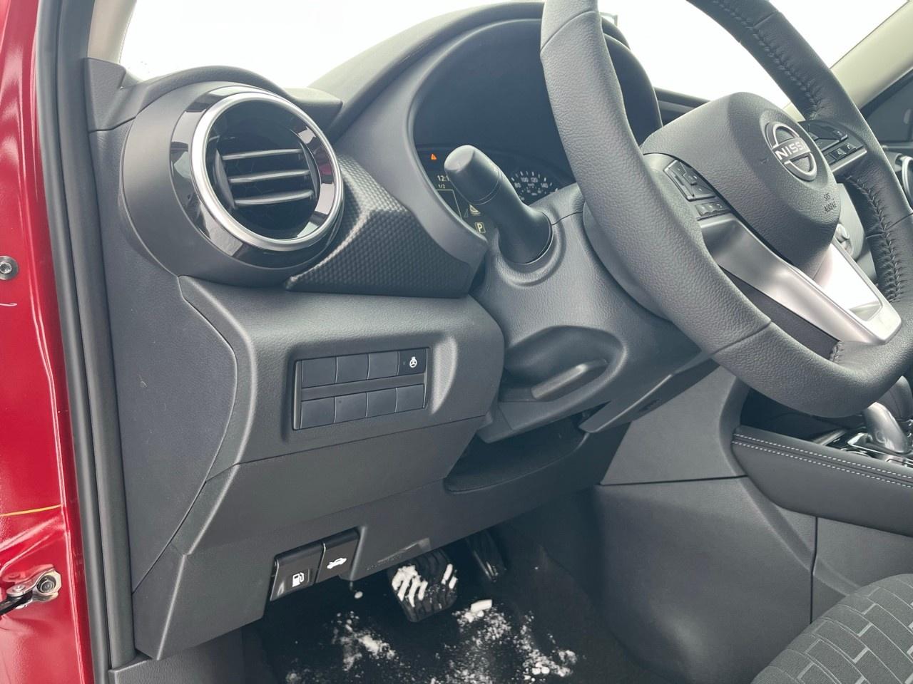 2025 Nissan Kicks Play SV FWD Photo