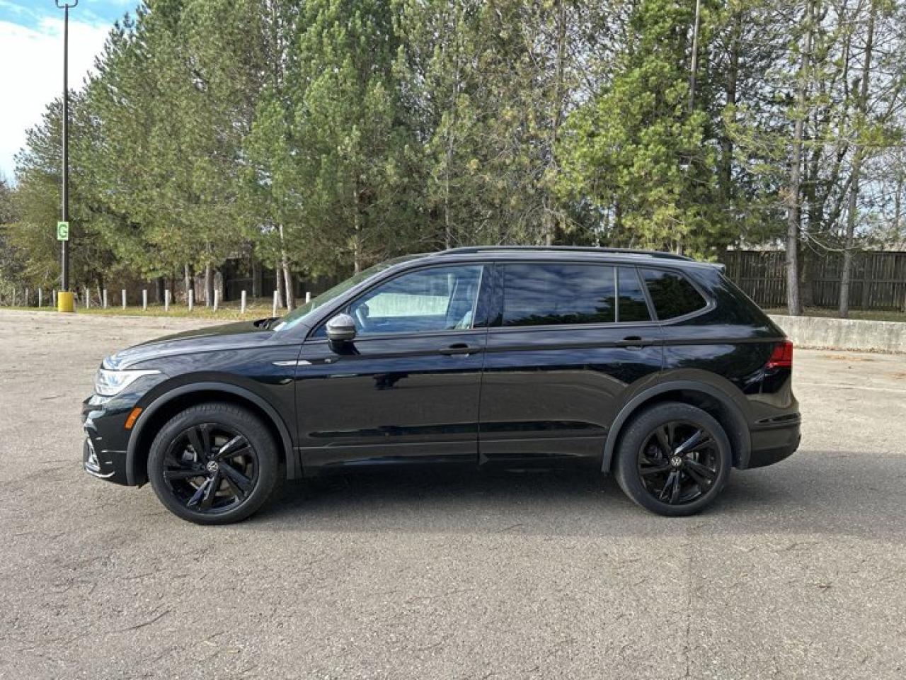 2023 Volkswagen Tiguan Comfortline R-Line Black Edition | Leather Seats | Remote Start | Heated Seats Photo