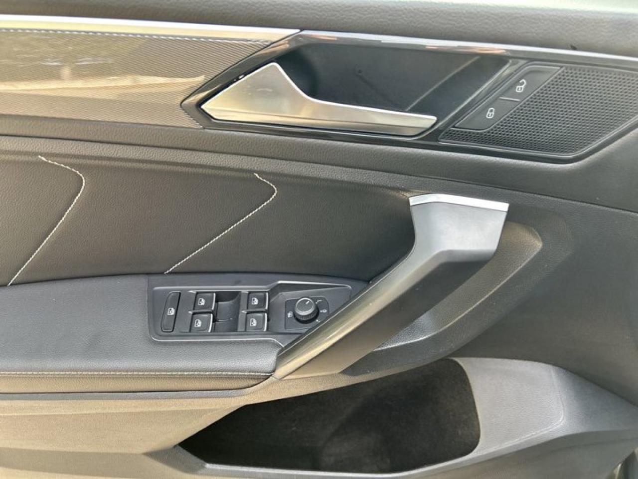 2023 Volkswagen Tiguan Comfortline R-Line Black Edition | Leather Seats | Remote Start | Heated Seats Photo