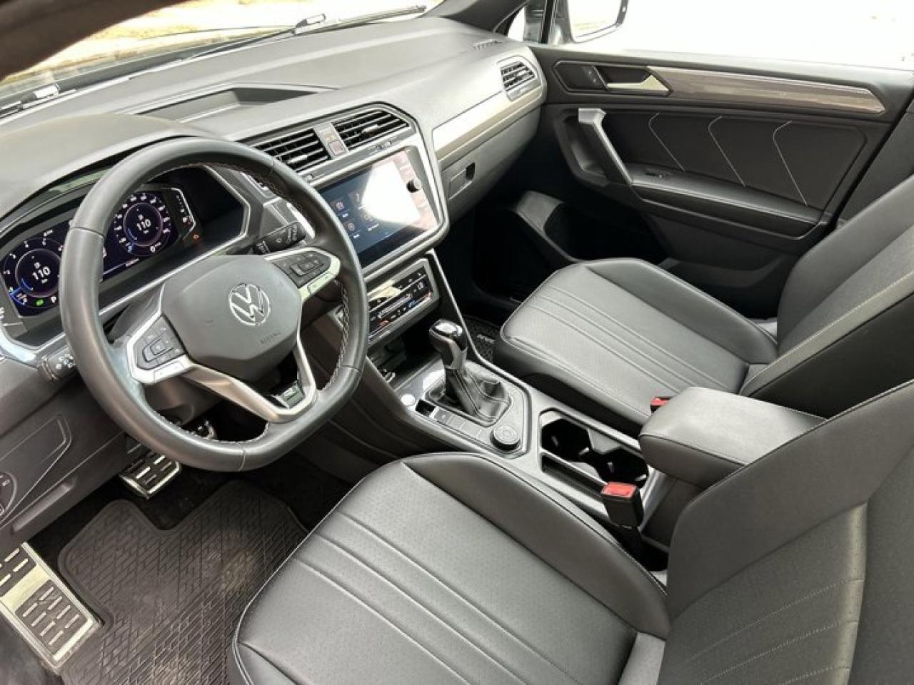 2023 Volkswagen Tiguan Comfortline R-Line Black Edition | Leather Seats | Remote Start | Heated Seats Photo
