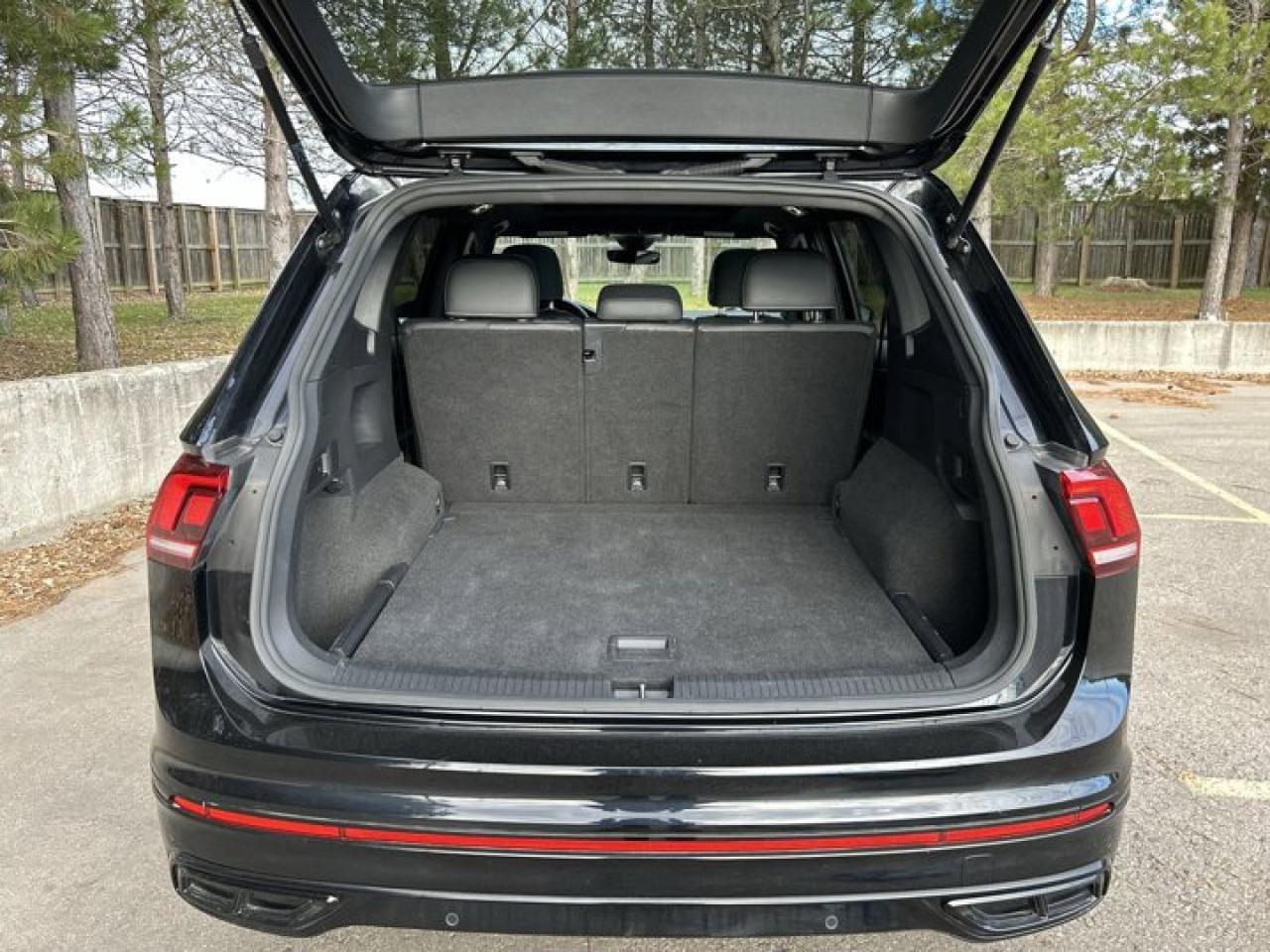 2023 Volkswagen Tiguan Comfortline R-Line Black Edition | Leather Seats | Remote Start | Heated Seats Photo