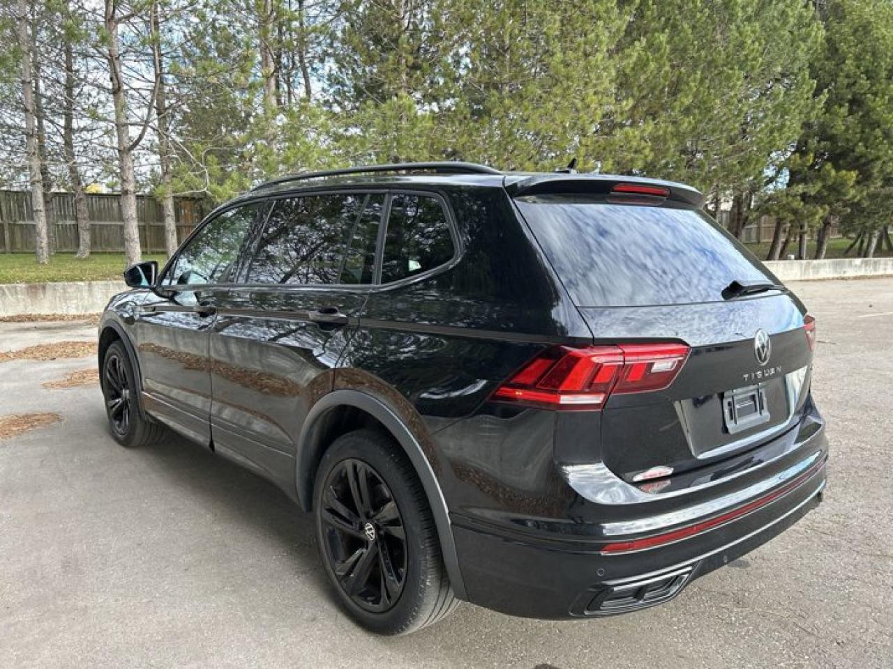 2023 Volkswagen Tiguan Comfortline R-Line Black Edition | Leather Seats | Remote Start | Heated Seats Photo