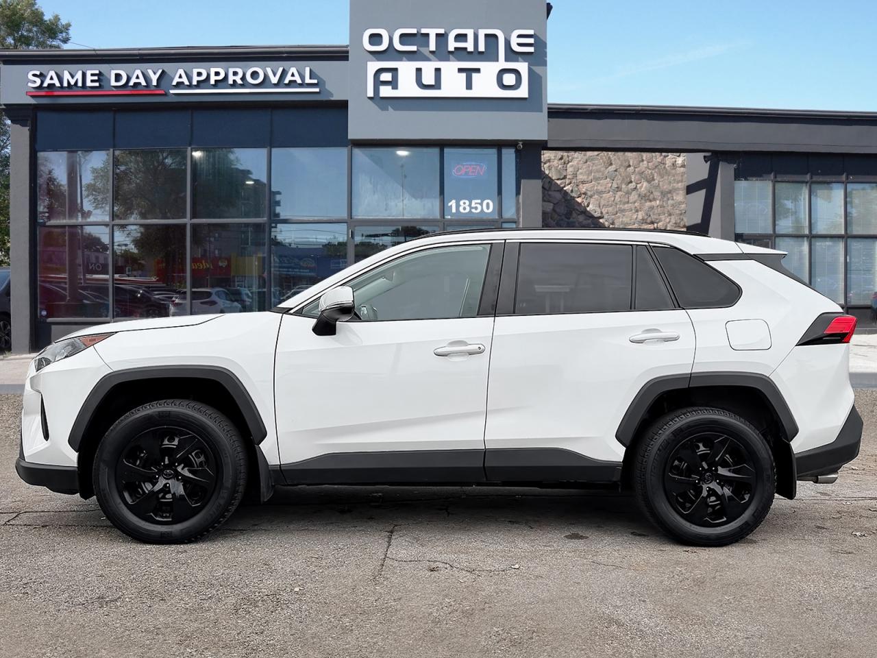 2021 Toyota RAV4 LE AWD Photo2