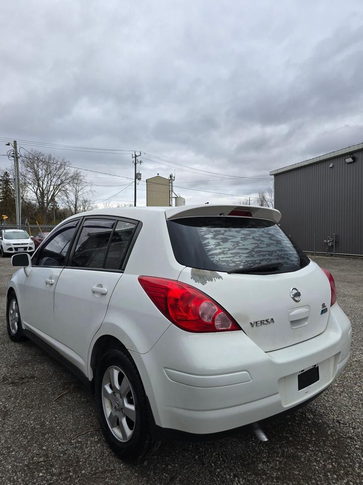 2010 Nissan Versa 5dr HB I4 CVT 1.8 SL - Photo #9