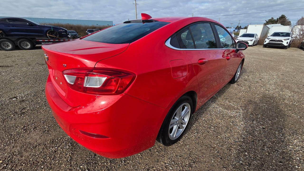 2017 Chevrolet Cruze LT Photo4