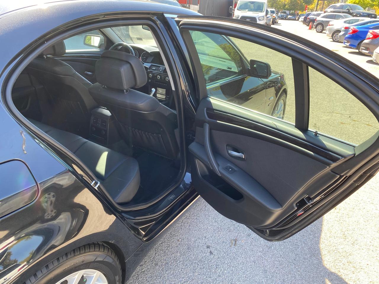 2010 BMW 5 Series 528i xDrive - Photo #28