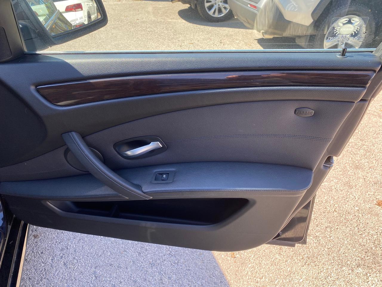 2010 BMW 5 Series 528i xDrive Photo