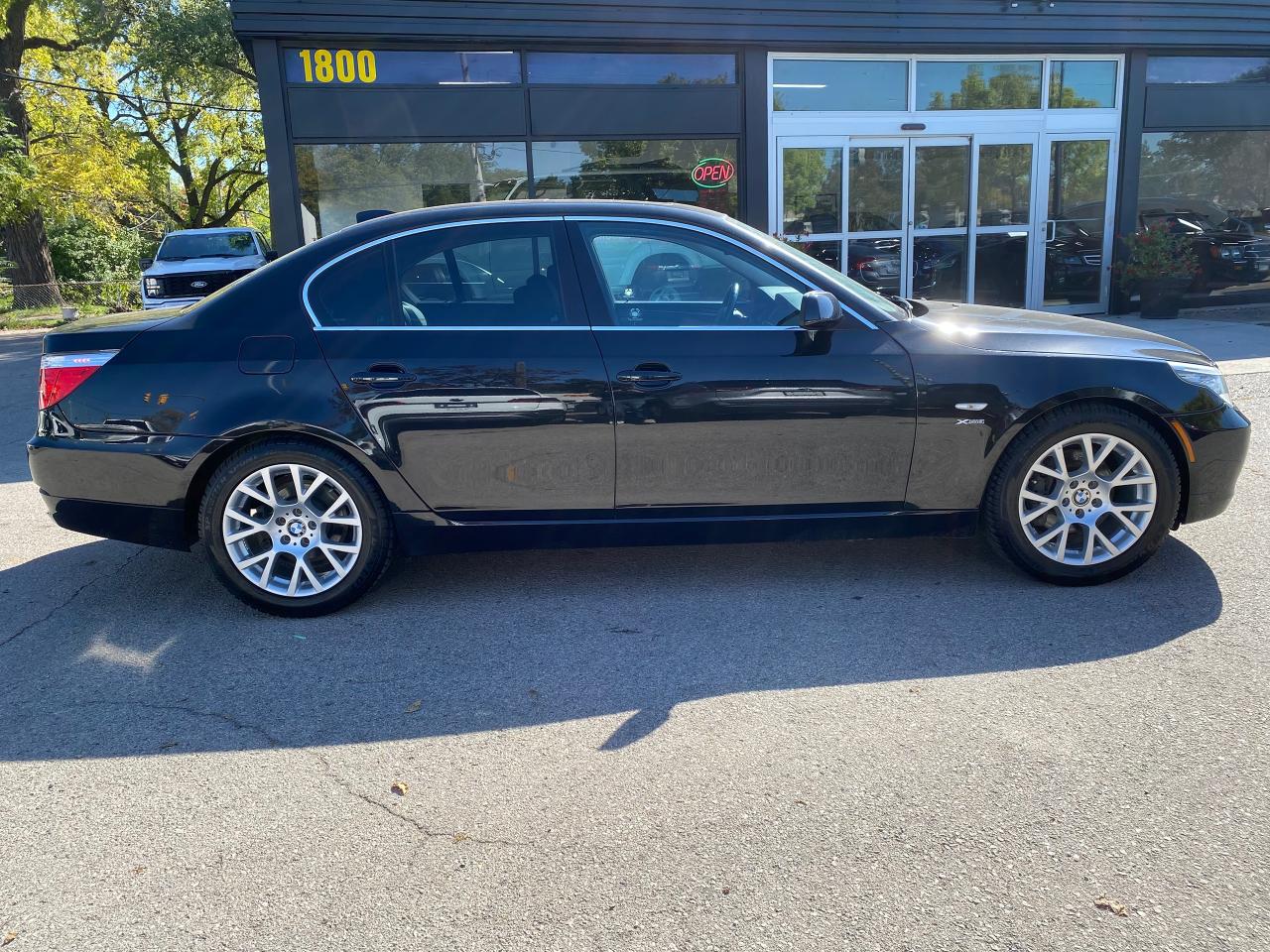 2010 BMW 5 Series 528i xDrive Photo