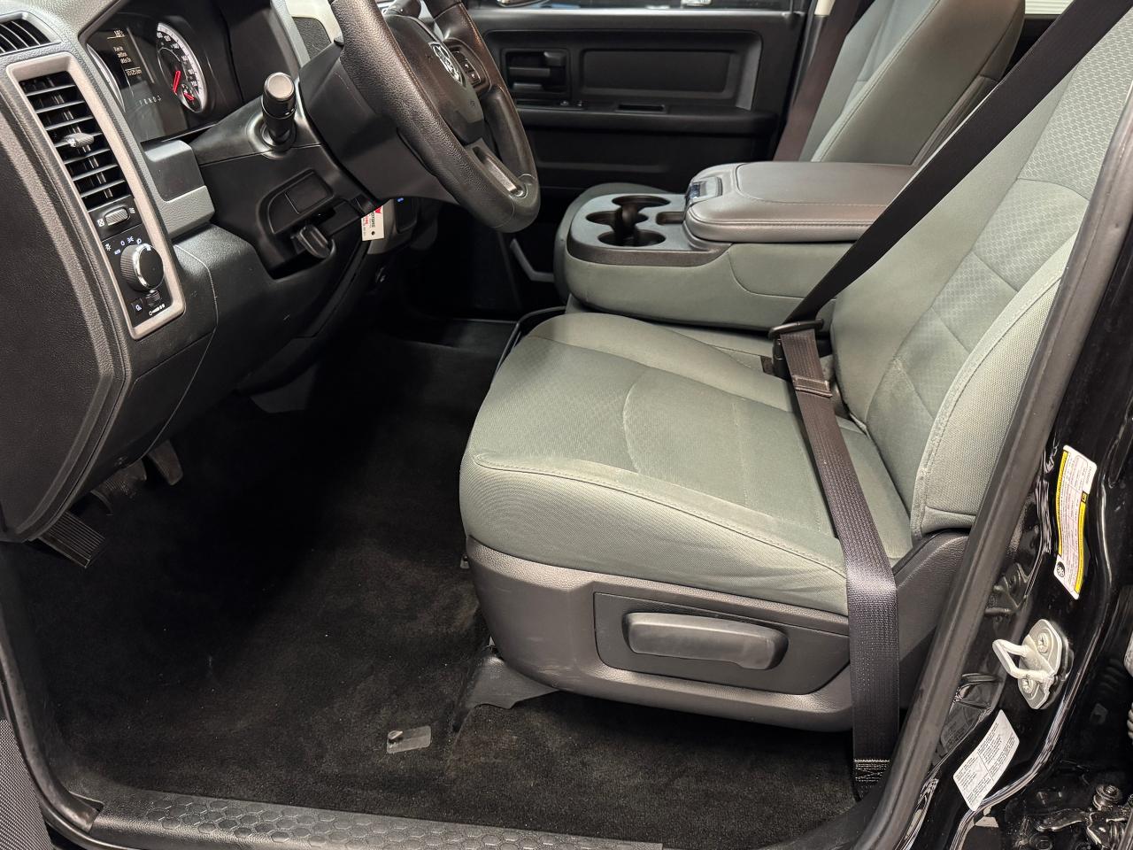 2016 RAM 1500 4x4 5.7l V8 HEMI Crew ST+Camera+A/C+CLEAN CARFAX Photo72