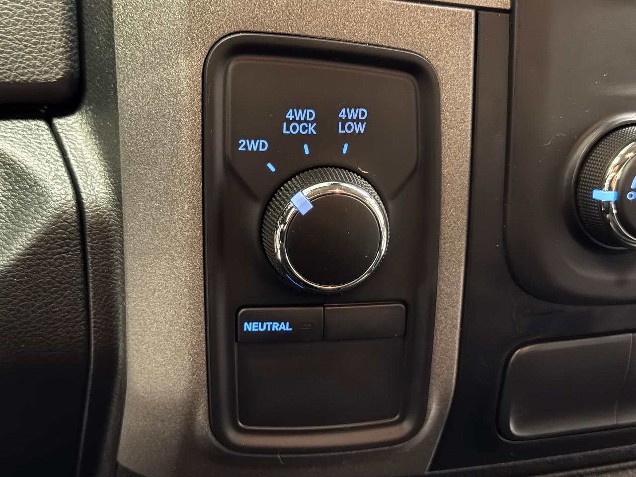 2016 RAM 1500 4x4 5.7l V8 HEMI Crew ST+Camera+A/C+CLEAN CARFAX Photo30