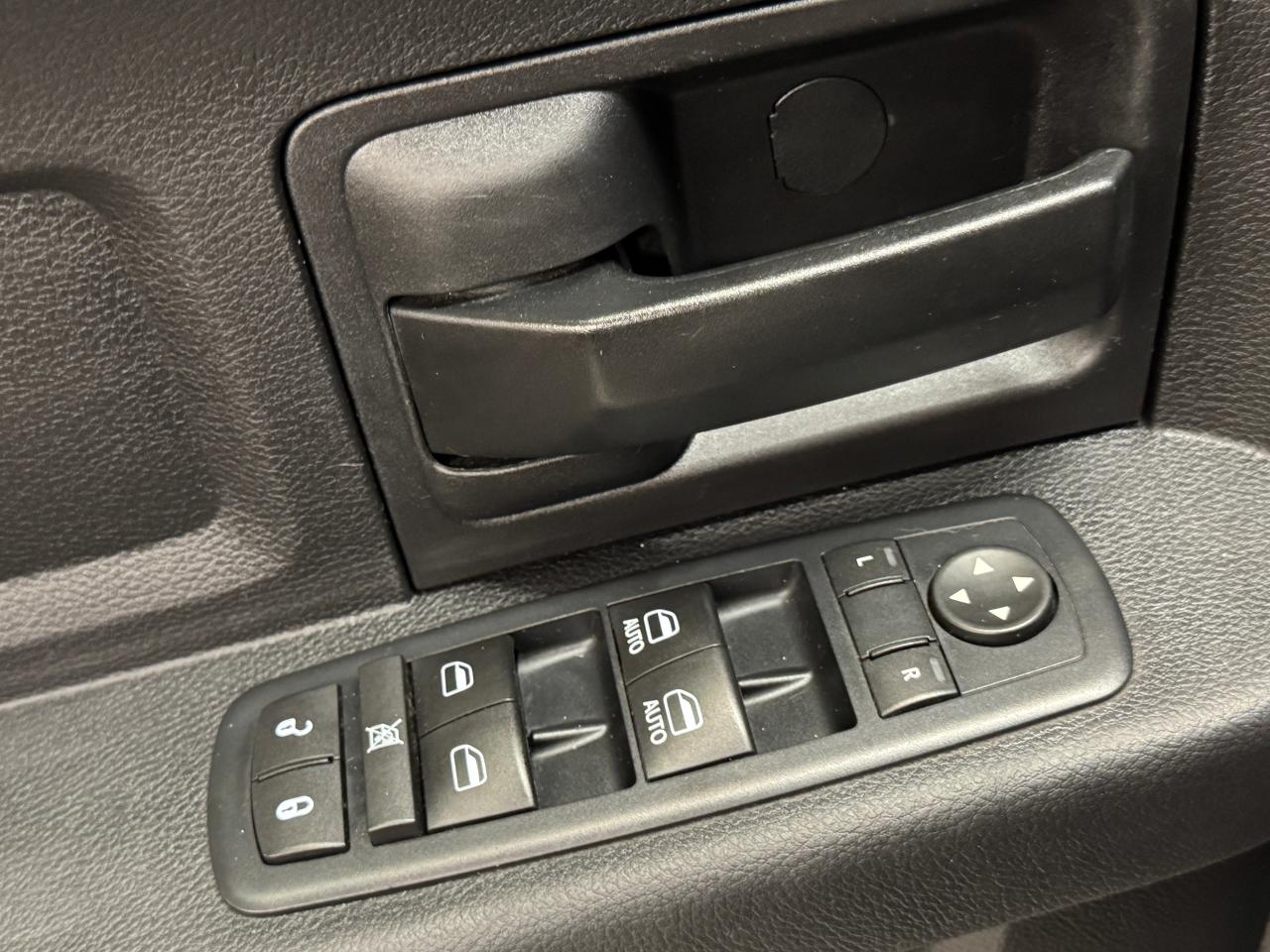 2016 RAM 1500 4x4 5.7l V8 HEMI Crew ST+Camera+A/C+CLEAN CARFAX Photo42